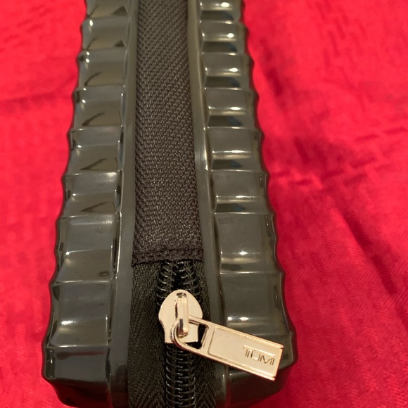 NEW Delta One TUMI Hard Case Amenity Kit In Black - Picture 6 of 8